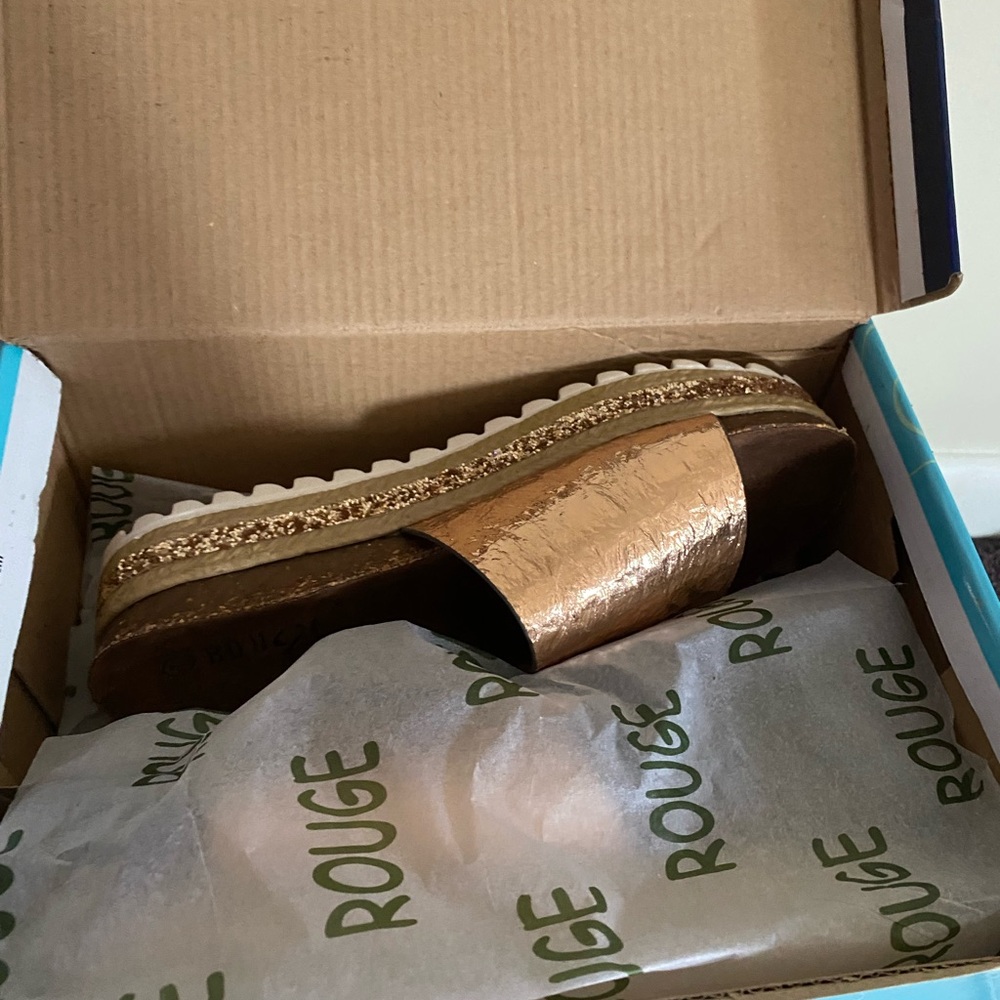 Rouge Helium Women's Rose gold Metallic Platform Sandals